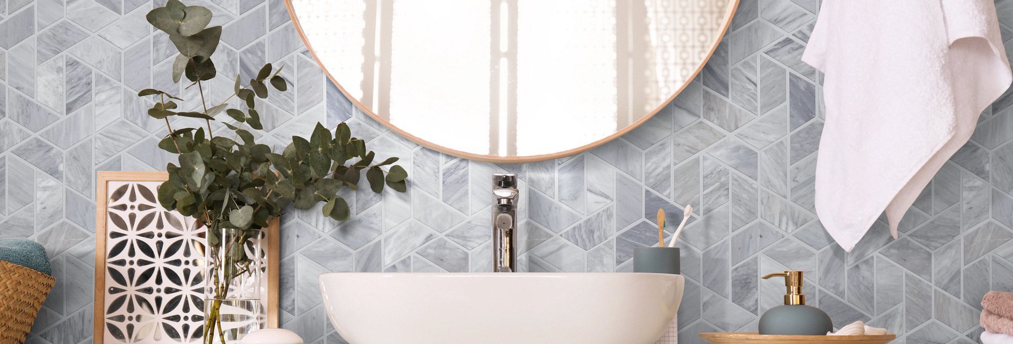 mirror and a sink bath - luckysevenscarpet